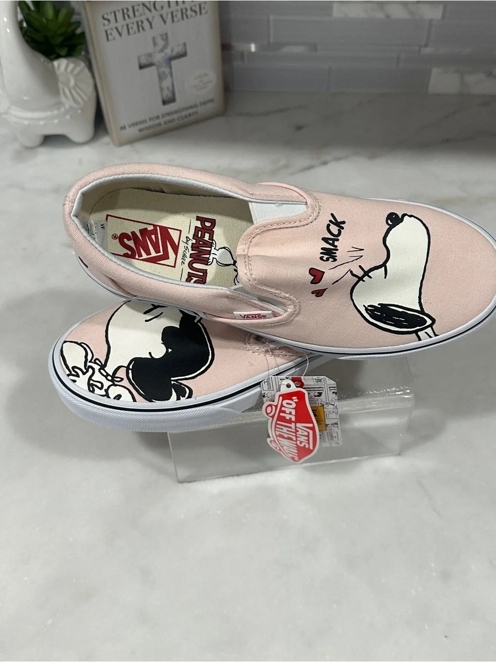 Vans Kids Peanuts Slip-On Sneakers in Light Pink with Snoopy & Lucy size 6